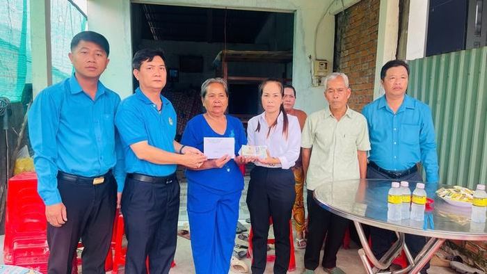 Đại diện LĐLĐ TP Cần Thơ và Công đoàn công ty trao hỗ trợ gia đình bà Nguyên 5 triệu đồng