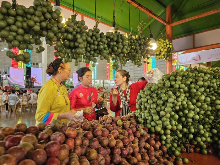 Nhiều loại trái cây được bán ở lễ hội với tiêu chí chất lượng, giá cả hợp lý