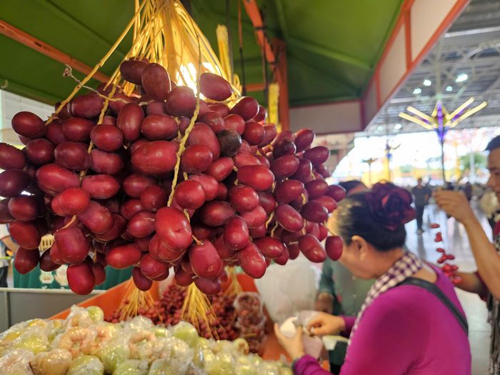 Quả chà là được bán với giá 153.000 đồng/kg được nhiều du khách lựa chọn tại lễ hội