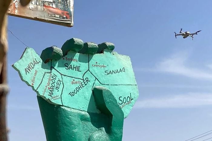 Thiết bị bay không người lái (drone) bay lượn phía trên một bức tượng ở TP Hargeisa, Somaliland, hồi tháng 2-2022. Ảnh: AP
