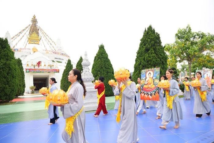 Phật tử dâng hoa sen hình Phật đản sinh vi nhiễu bảo tháp