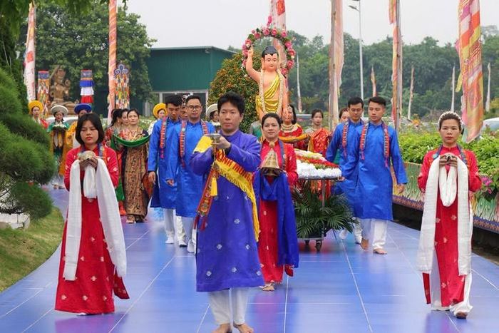 Đoàn xe hoa cung rước Phật đản sinh