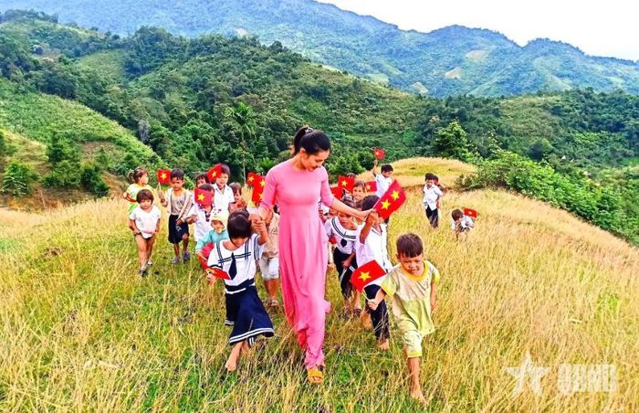Cô giáo Trà Thị Thu dẫn các em học sinh lớp 1 vào năm học mới. Ảnh do nhân vật cung cấp