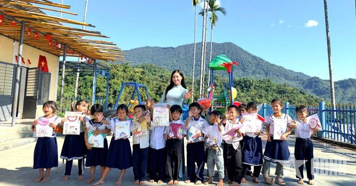  Cô giáo Trà Thị Thu cùng các em học sinh trong ngày bế giảng năm học. Ảnh do nhân vật cung cấp 