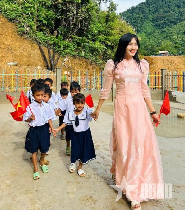  Cô giáo Trà Thị Thu cùng các em học sinh trong ngày khai giảng năm học mới. Ảnh do nhân vật cung cấp