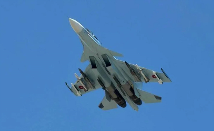 Tiêm kích đa năng Su-30SM mang theo bom lượn dẫn đường chính xác Yasin của Iran. Ảnh chụp màn hình từ video được đăng tải trên defence-blog.com