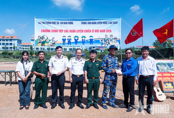 Đoàn công tác tặng quà cho đơn vị và chiến sĩ mới.