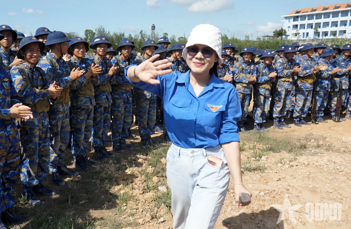 Đoàn công tác phường Phước Tân, tỉnh Đồng Nai giao lưu văn nghệ cùng chiến sĩ mới.