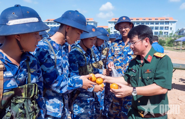 Những món quà giản dị được cán bộ trong đoàn công tác phường Phước Tân trao tận tay chiến sĩ mới.