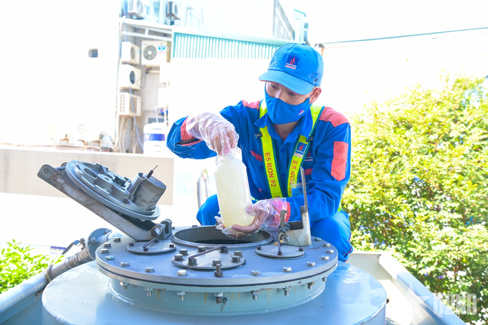  Nhân viên kỹ thuật của PVOIL lấy mẫu, kiểm tra chất lượng xăng E10.
