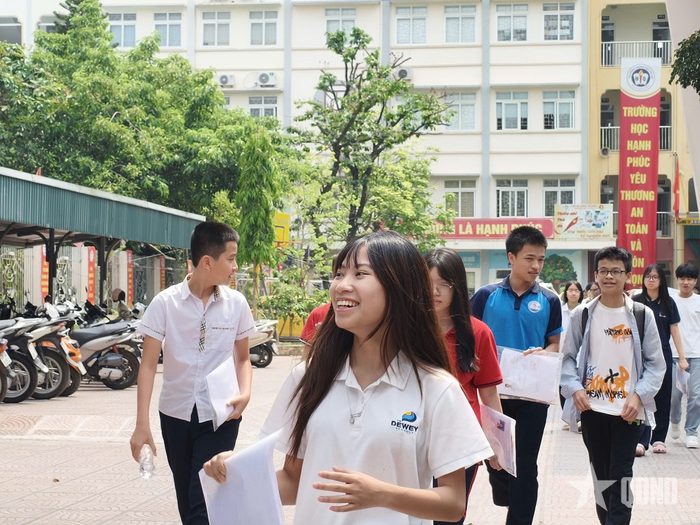  Thí sinh hoàn thành bài thi môn Toán tại điểm Trường THCS Ngô Quyền, Bạch Mai. Ảnh: VĂN PHONG