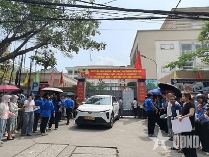 Ô tô chở học sinh đi bệnh viện. Ảnh: VĂN PHONG 