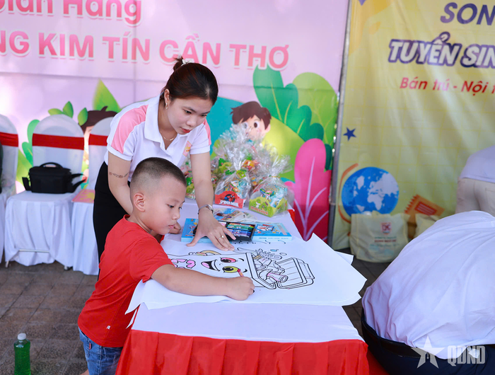 Các em nhỏ tham gia ngày hội.
