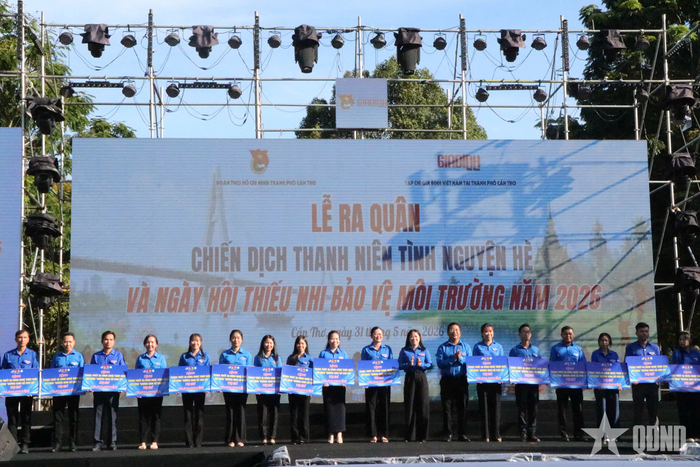  Ban Thường vụ Thành đoàn Cần Thơ trao công trình không gian số cho em ở 23 điểm trường. 