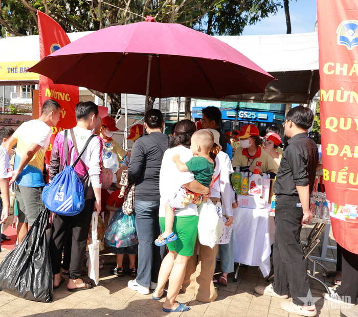 Các em nhỏ cùng phụ huynh tham gia bảo vệ môi trường năm 2026 nhằm lan tỏa thông điệp sống xanh, nâng cao ý thức bảo vệ môi trường.