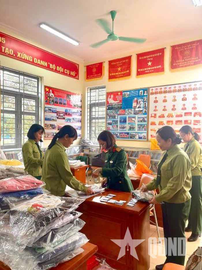 Chị em trong Hội Phụ nữ chuẩn bị đồ từ thiện. Ảnh: DUNG HƯƠNG 