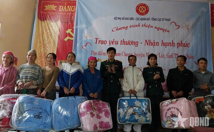 Đoàn công tác Kho K895 chụp ảnh lưu niệm cùng bà con. 