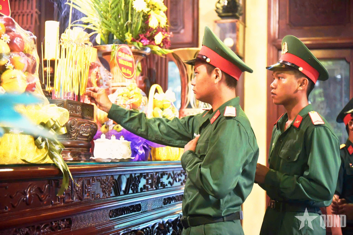  Chiến sĩ mới Trung đoàn 892 dâng hương Chủ tịch Tôn Đức Thắng.