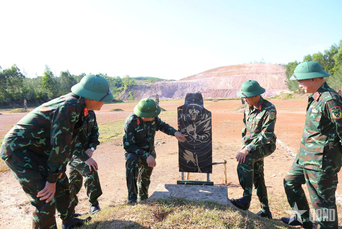 Chỉ huy các cấp theo dõi kết quả bắn trên bia.