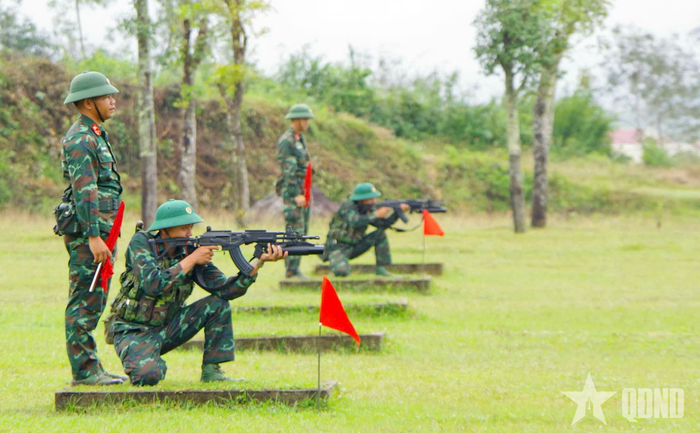 Chiến sĩ mới Tiểu đoàn 1, Trung đoàn 1 (Sư đoàn 2) thực hành bắn bài 1 súng tiểu liên STV-380. Ảnh: QUỐC CHƯỞNG