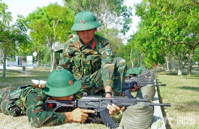 Chiến sĩ mới Tiểu đoàn 4, Trung đoàn 38, Sư đoàn 2 huấn luyện bắn súng tiểu liên STV-380. Ảnh: QUỐC CHƯỞNG