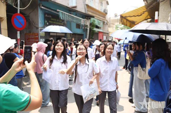 Tại điểm thi Trường THCS Trần Hưng Đạo, học sinh vui vẻ sau khi hoàn thành bài thi vào lớp 10 THPT công lập.