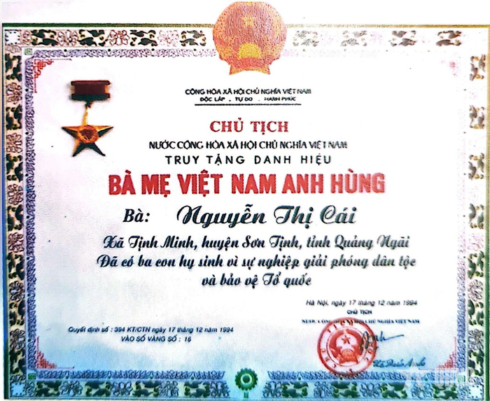  Bằng Danh hiệu Bà mẹ Việt Nam anh hùng Nguyễn Thị Cái do Chủ tịch nước Lê Đức Anh ký truy tặng (ngày 17-12-1994). 