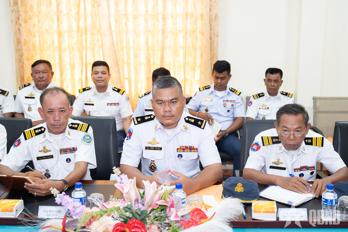Chuẩn đô đốc Cheung Chhay (giữa), Giám đốc Học viện Hải quân Hoàng gia Campuchia tại buổi làm việc với đoàn công tác Hải quân nhân dân Việt Nam.