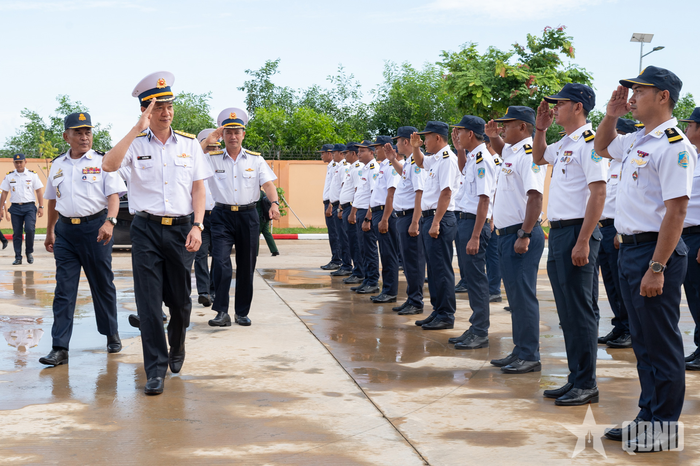 Cán bộ, sĩ quan, thủy thủ Căn cứ Hải quân Ream đón đoàn công tác Hải quân nhân dân Việt Nam.