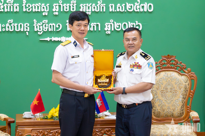 Phó đô đốc Mey Dina trao quà lưu niệm tặng Đại tá Lại Hồng Đông và đoàn công tác.