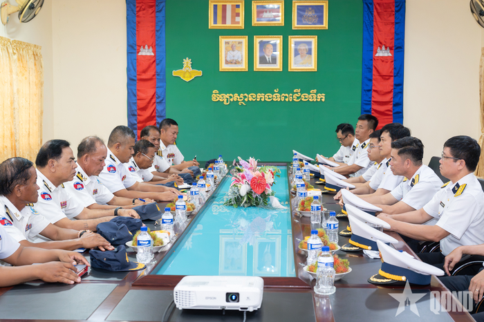 Quang cảnh buổi làm việc giữa đoàn công tác Hải quân nhân dân Việt Nam và Học viện Hải quân Hoàng gia Campuchia.