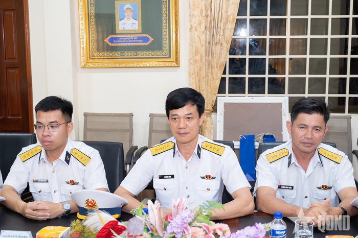 Đại tá Lại Hồng Đông và các thành viên đoàn công tác tại buổi làm việc.