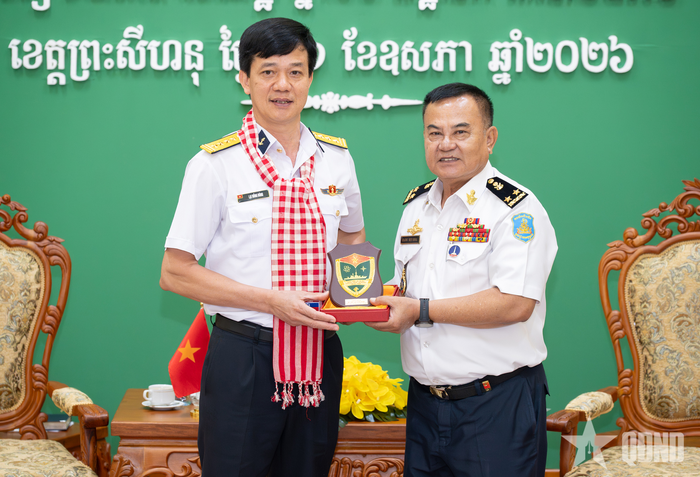 Đại tá Lại Hồng Đông trao quà lưu niệm tặng Phó đô đốc Mey Dina.