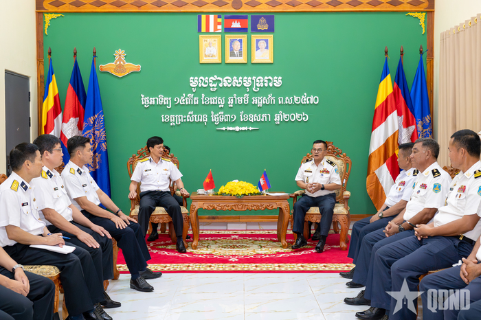 Phó đô đốc Mey Dina và Đại tá Lại Hồng Đông trao đổi tại buổi tiếp đoàn công tác Hải quân nhân dân Việt Nam.
