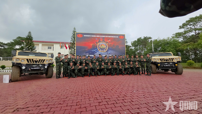 Đoàn Việt Nam tham gia diễn tập. 