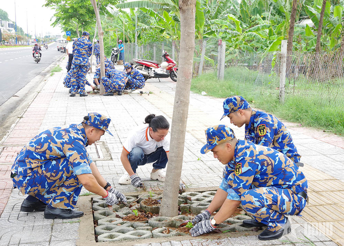 Tuổi trẻ Hải đoàn 129 chăm sóc cây xanh.