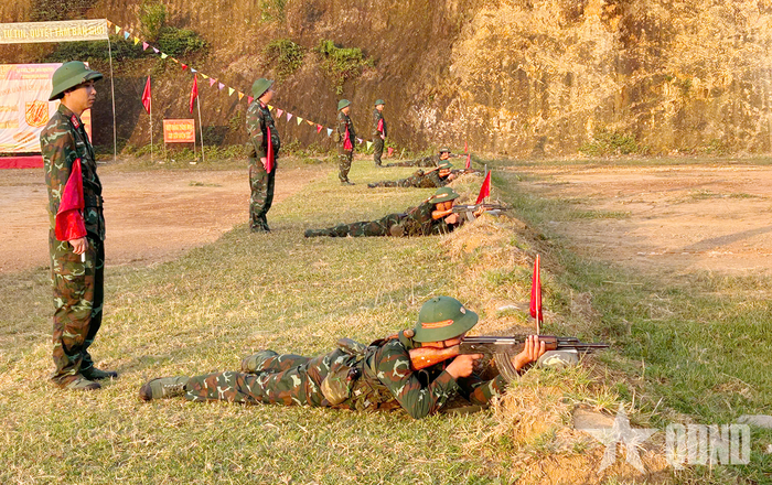 Chiến sĩ mới của Trung đoàn 832, Bộ CHQS tỉnh Thái Nguyên trong kiểm tra bắn súng AK bài 1 tư thế nằm.