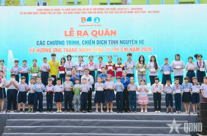 Ban chỉ huy các chương trình, chiến dịch tình nguyện hè trao các suất học bổng tặng thiếu nhi có hoàn cảnh khó khăn.