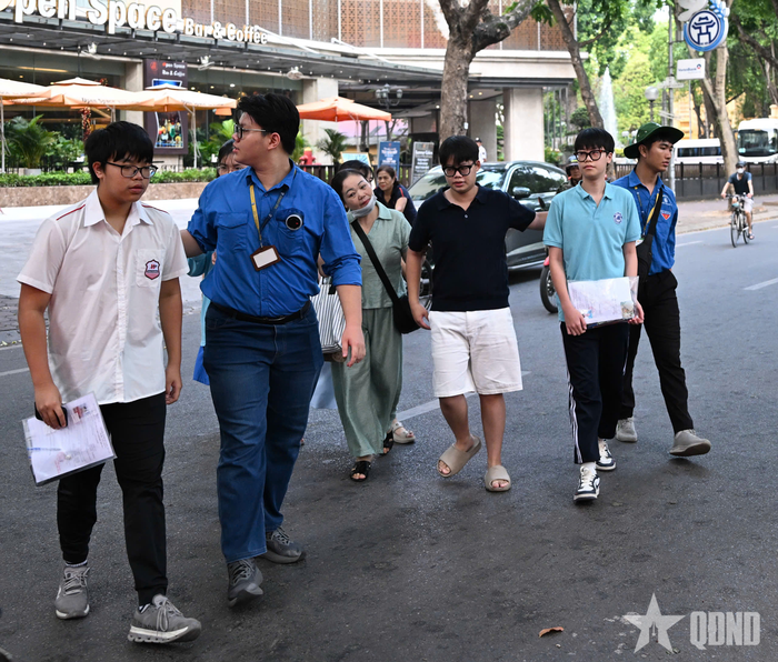  Hỗ trợ thí sinh và phụ huynh qua đường.