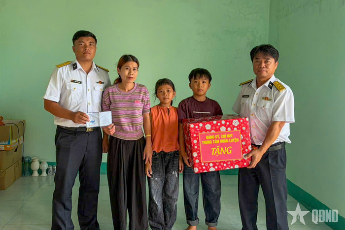 Đại diện Trung tâm Huấn luyện Vùng 4 Hải quân trao quà tặng cháu Phan Gia Bảo. 