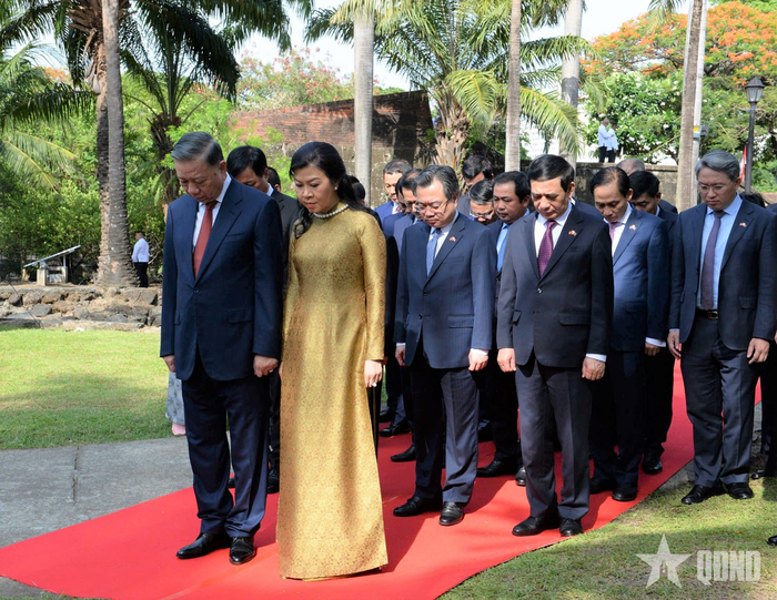 Tổng Bí thư, Chủ tịch nước Tô Lâm và phu nhân cùng đoàn đại biểu cấp cao Việt Nam đến dâng hoa tại Tượng đài Chủ tịch Hồ Chí Minh trong Vườn hoa ASEAN, thuộc khu Thành cổ Intramuros (Philippines). 