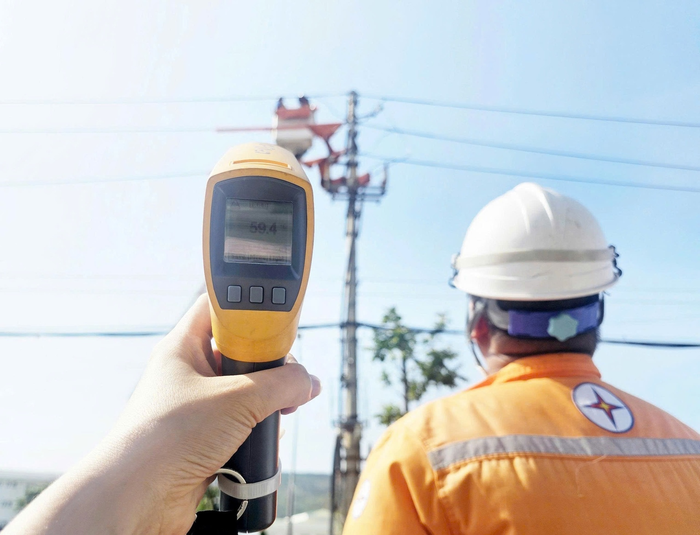 Nhiệt độ ngoài hiện trường được ghi nhận lên tới gần 60°C, nhưng người thợ điện vẫn bám trụ trên từng vị trí công tác để bảo đảm dòng điện vận hành an toàn, ổn định. 