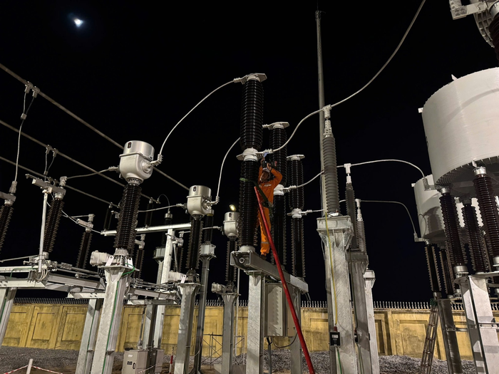 Công nhân Công ty Điện lực Hưng Yên "xuyên đêm" giữ dòng điện sáng. Ảnh: EVNNPC 