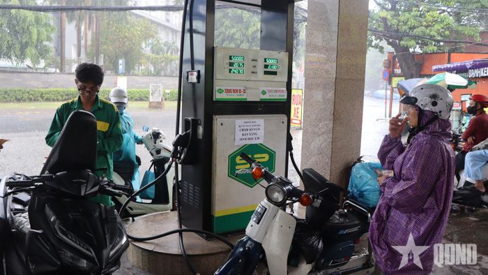  Người dân sử dụng xăng E10 tại cây xăng Saigon Petro. 