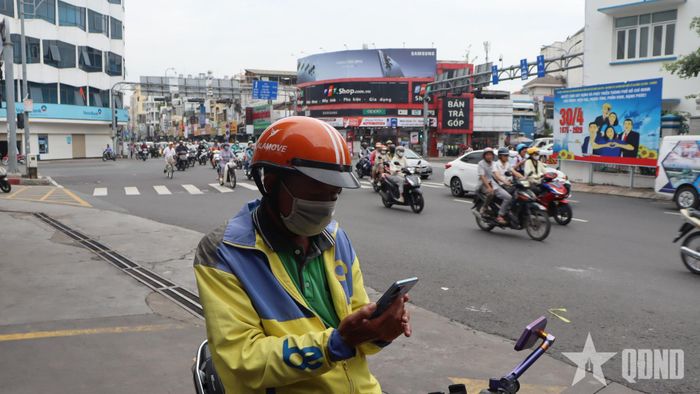 Tài xế xe ôm công nghệ vừa đổ xăng E10. 