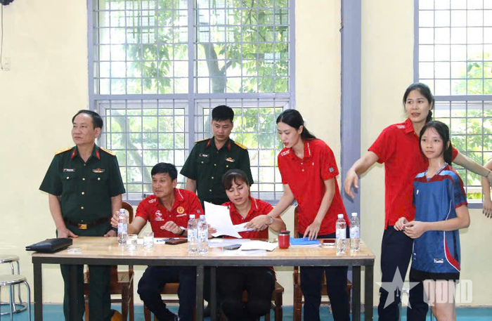 Đại tá Vũ Ngọc Khương, Phó tư lệnh kiêm Tham mưu trưởng Binh chủng Thông tin Liên lạc (ngoài cùng, bên trái) động viên, khích lệ, theo dõi Ban giám khảo tuyển sinh. 