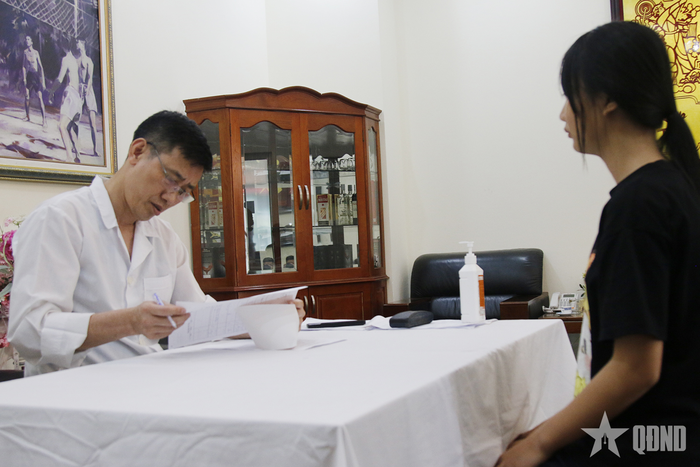 Kiểm tra sức khỏe thí sinh. 
