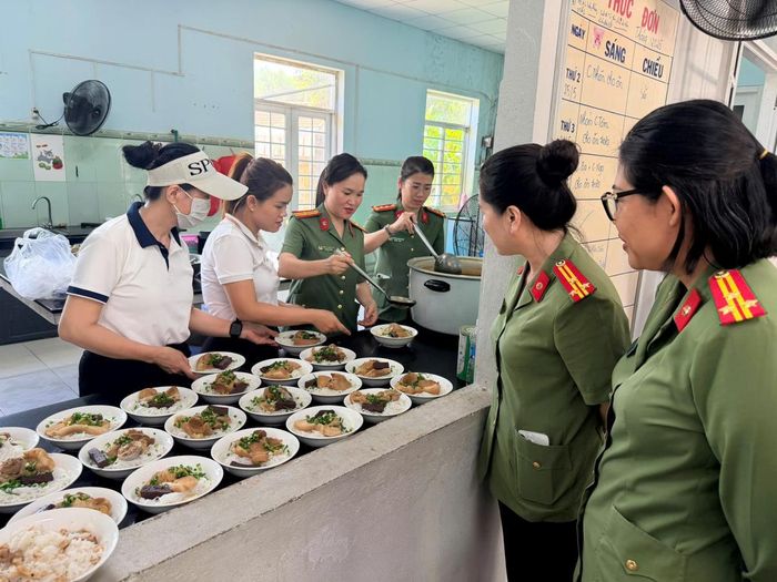 Phòng Hậu cần tổ chức “Bữa ăn yêu thương”, trao những phần ăn đầy đủ dinh dưỡng cho các em tại trung tâm