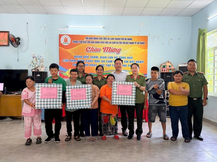 Hội Phụ nữ và Đoàn Thanh niên Phòng Hậu cần Công an TP Đà Nẵng tặng quà cho các em tại Trung tâm Bảo trợ nạn nhân chất độc da cam và trẻ em bất hạnh TP Đà Nẵng (cơ sở 2)