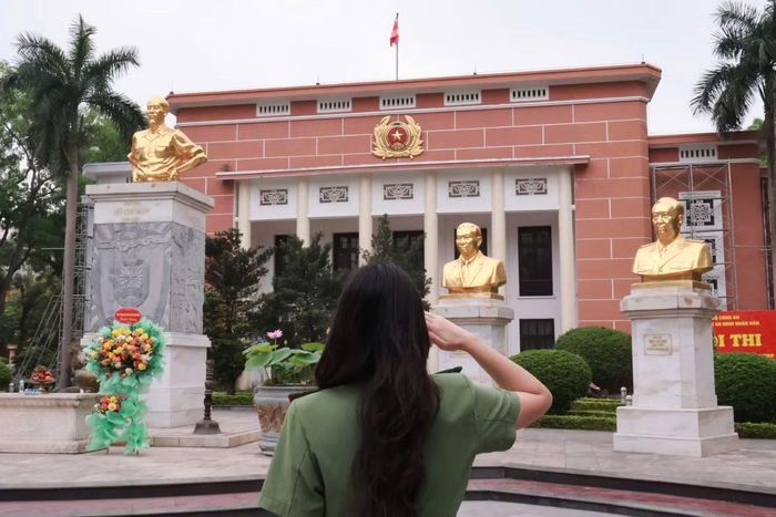 Chiến sĩ an ninh nhân dân vì nước quên thân, vì dân phục vụ.
